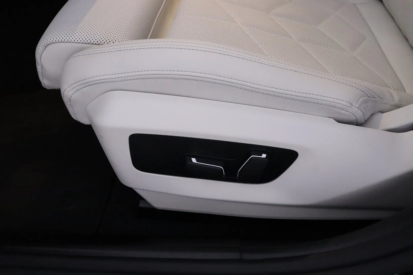 BMW i5 KVR-704 carousel image