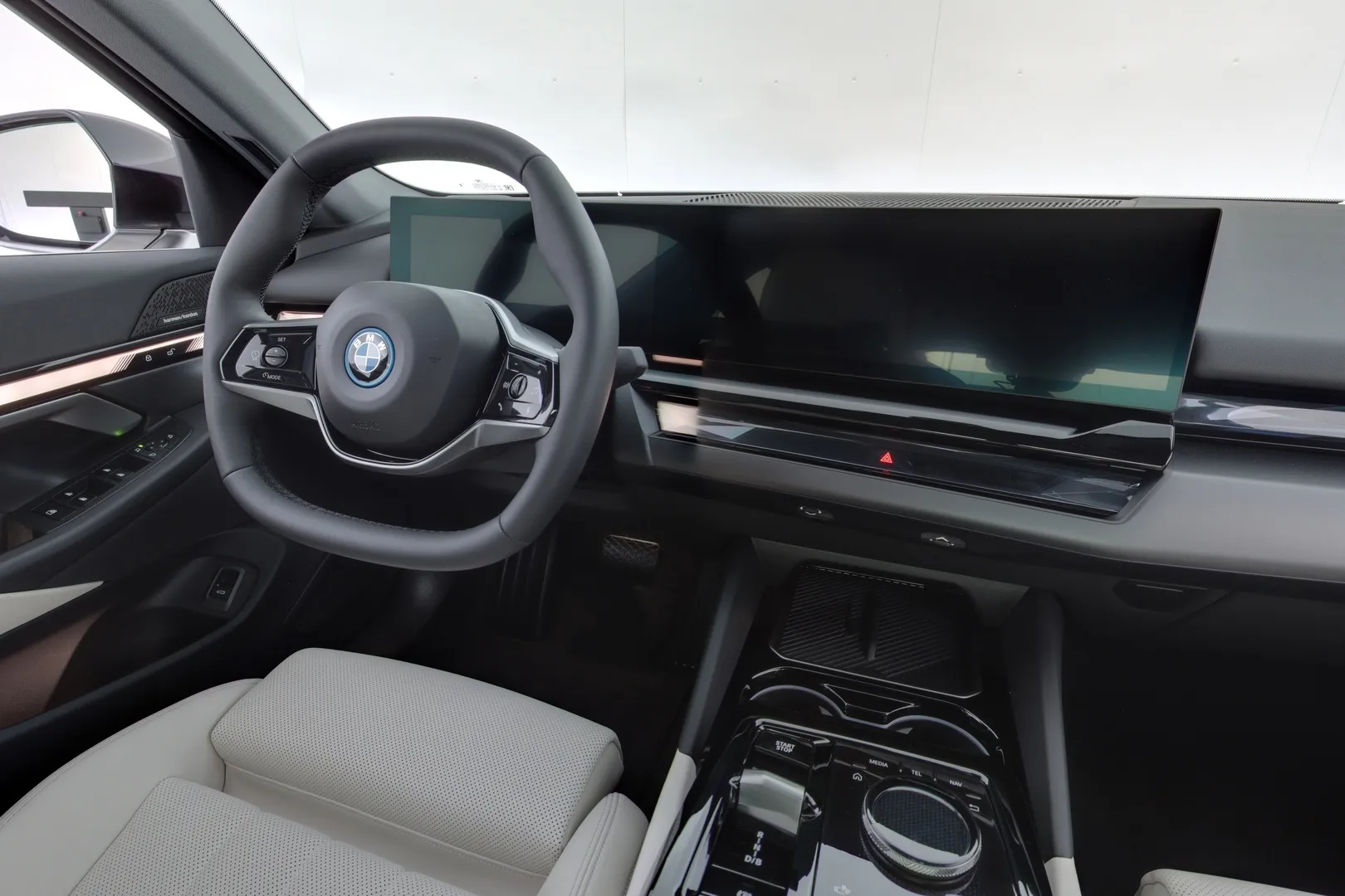 BMW i5 KVR-704 carousel image