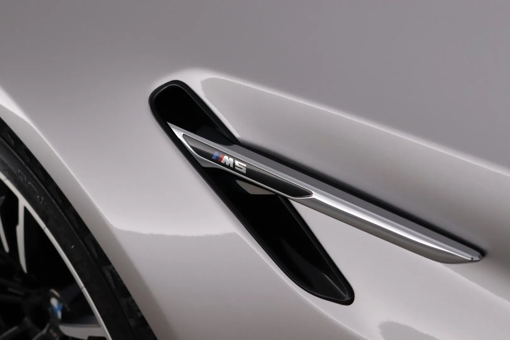 BMW M5 SMU-384 carousel image