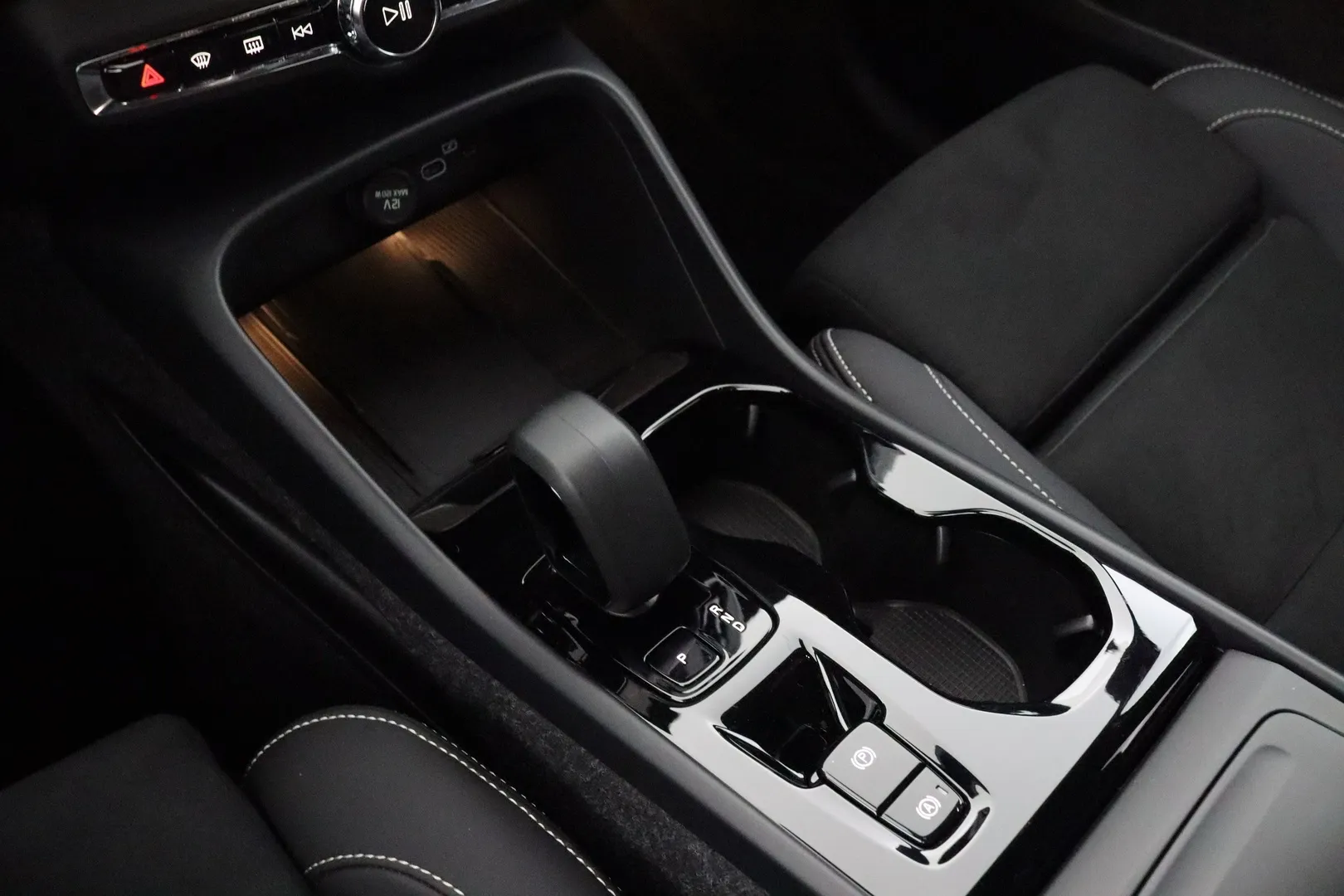 Volvo XC40 EVJ-364 carousel image