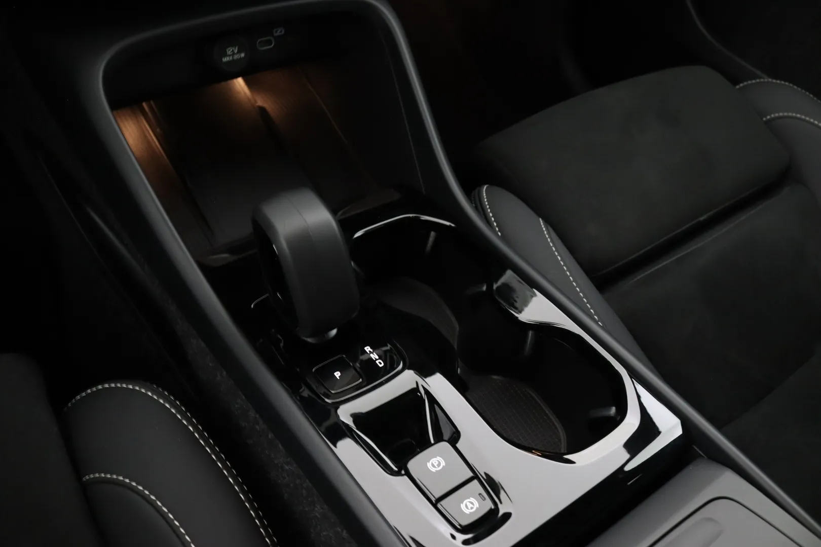 Volvo XC40 EVJ-759 carousel image