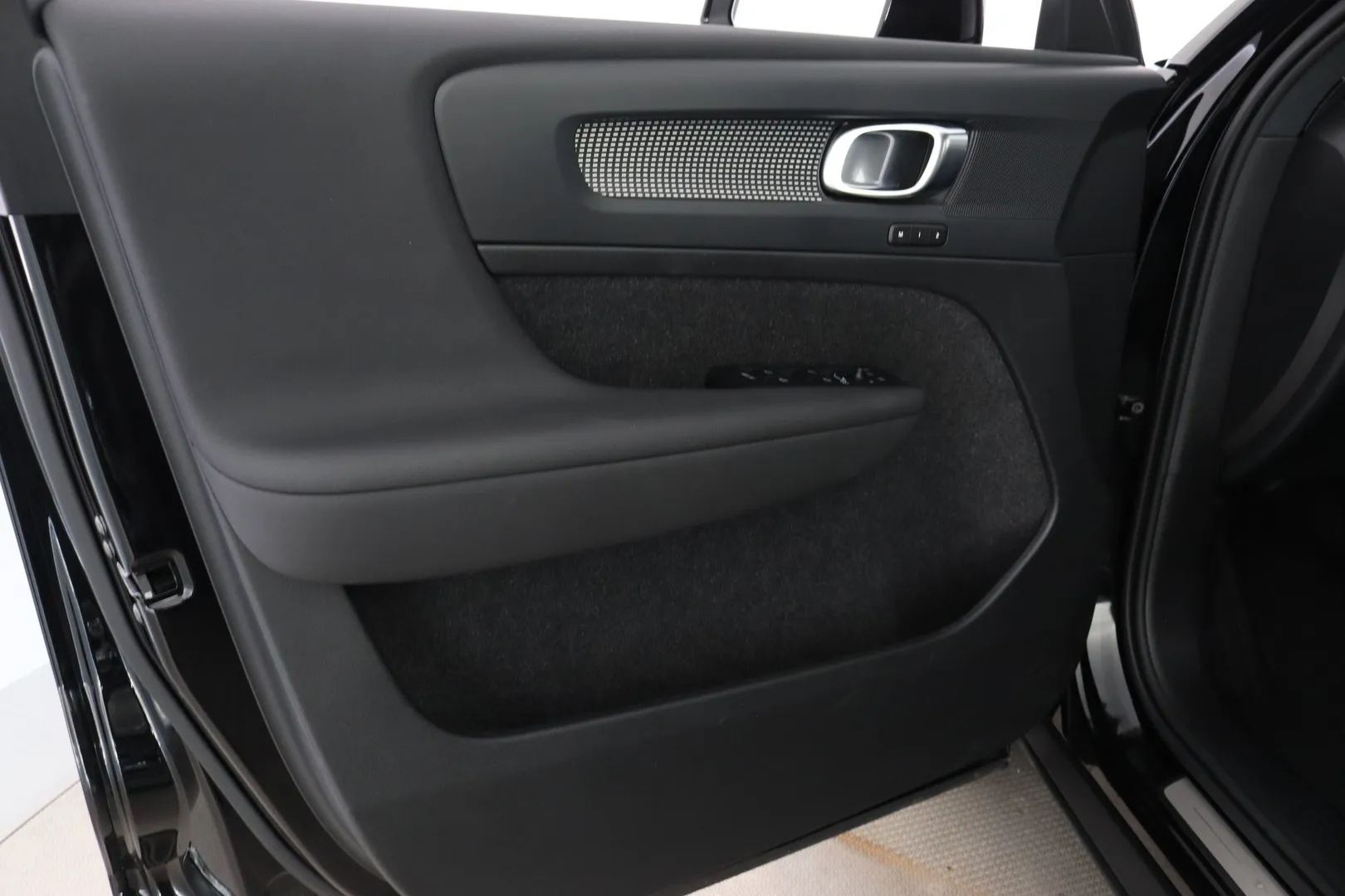Volvo XC40 EVJ-759 carousel image