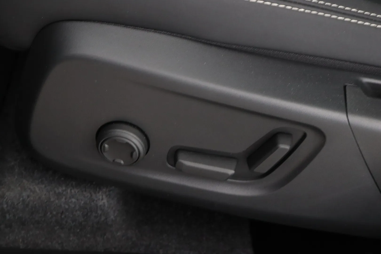 Volvo XC40 EVJ-759 carousel image