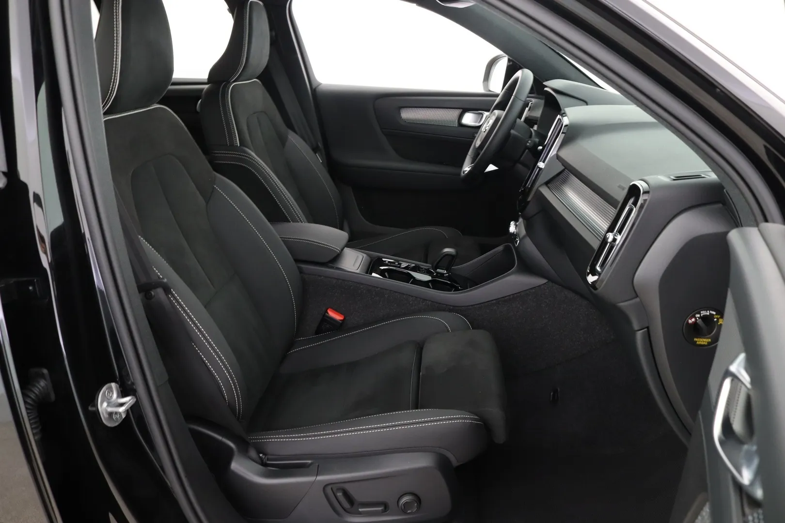 Volvo XC40 EVJ-759 carousel image