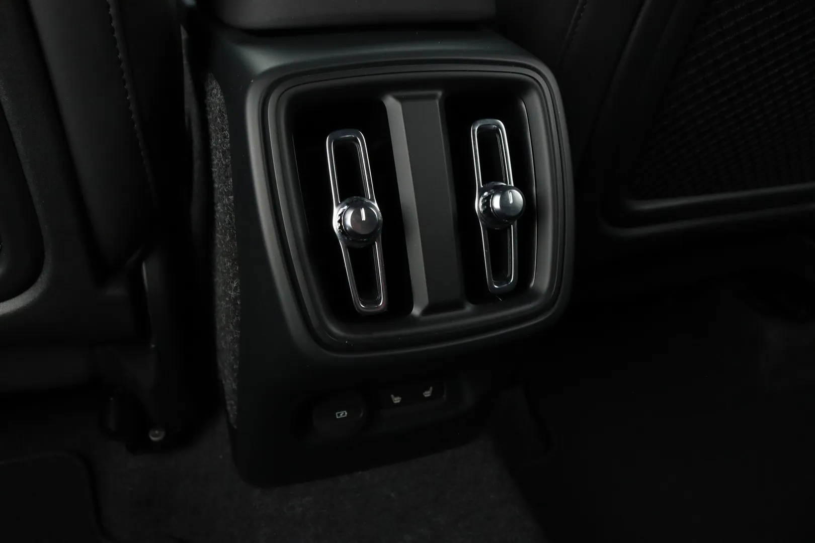 Volvo XC40 EVJ-759 carousel image