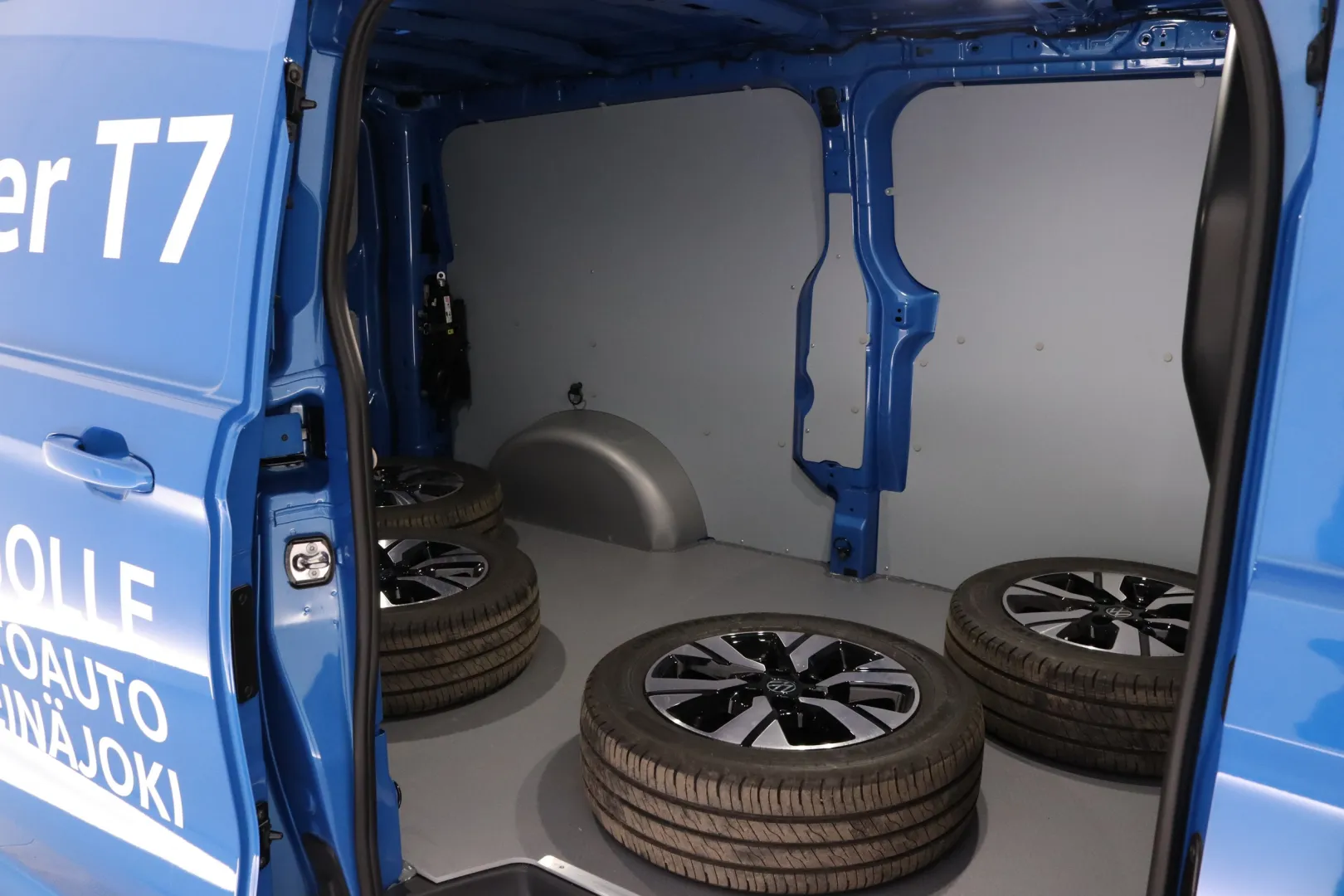 Volkswagen Transporter LTE-845 carousel image