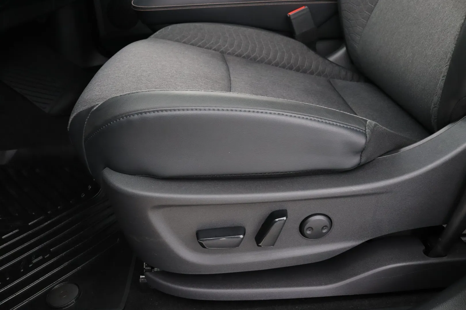 NISSAN Ariya FRG-100 carousel image