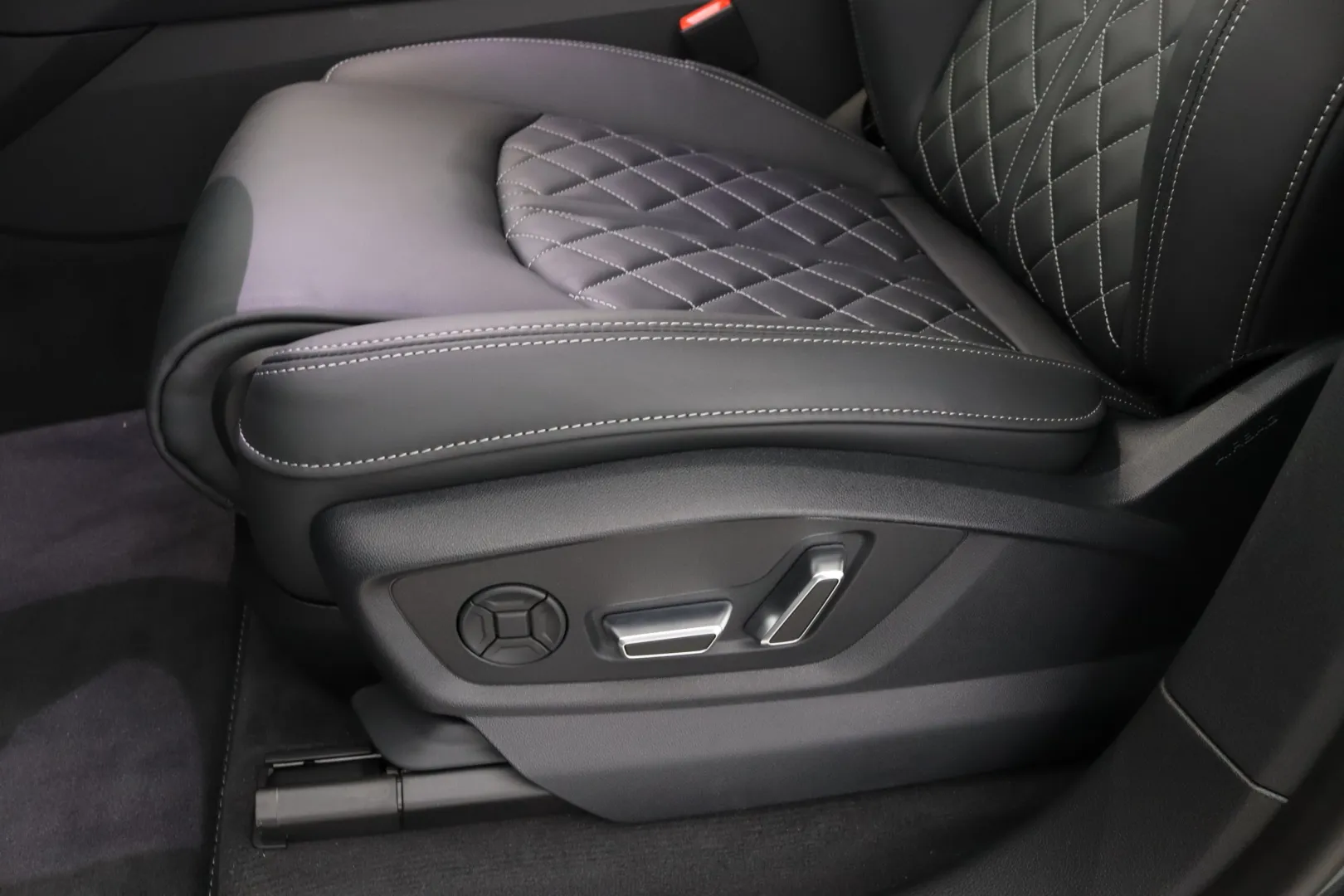 Audi Q8 RXN-349 carousel image