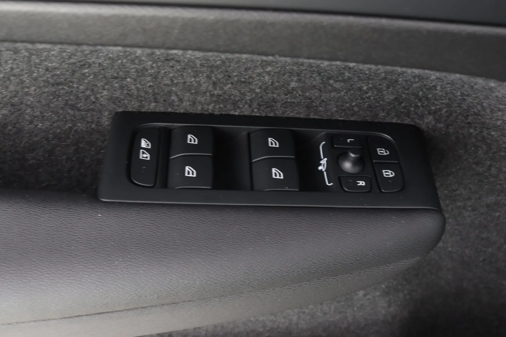 Volvo XC40 ZPL-571 carousel image