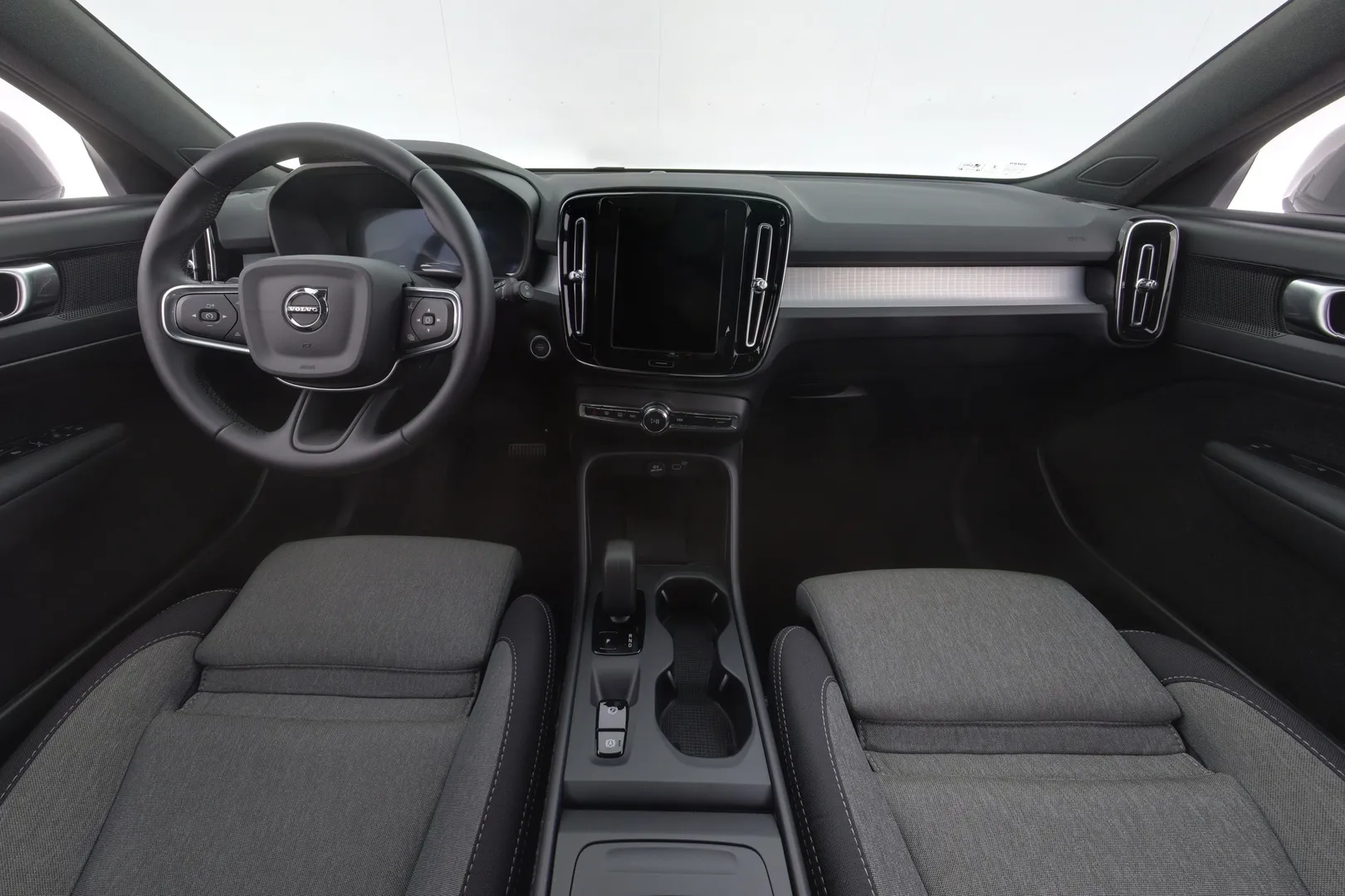 Volvo XC40 ZPL-571 carousel image