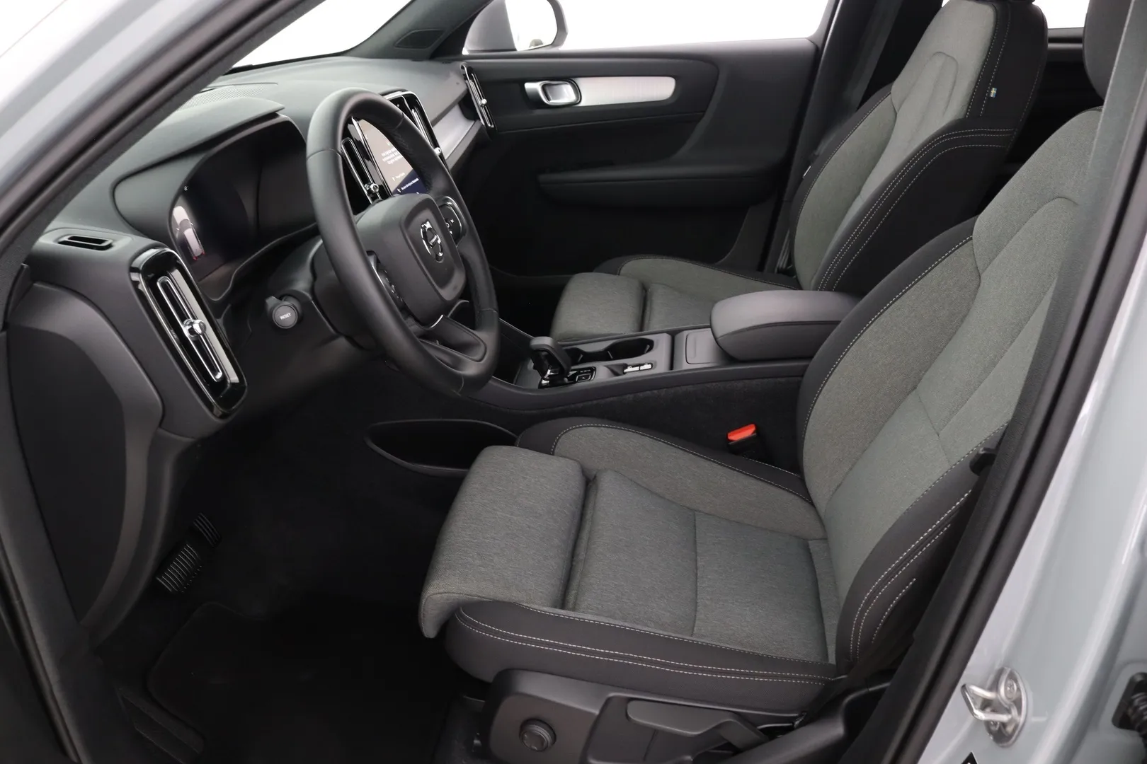 Volvo XC40 ZPL-571 carousel image