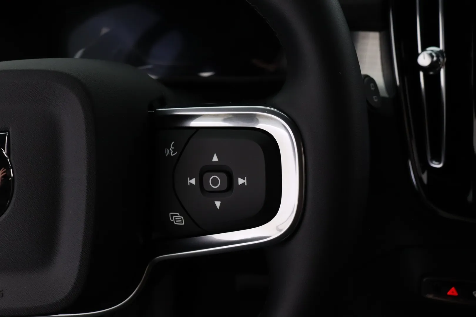 Volvo XC40 ZPL-571 carousel image