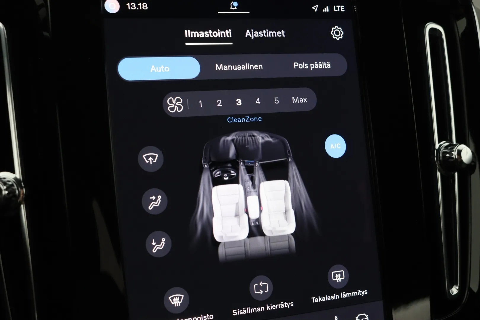 Volvo XC40 ZPL-571 carousel image