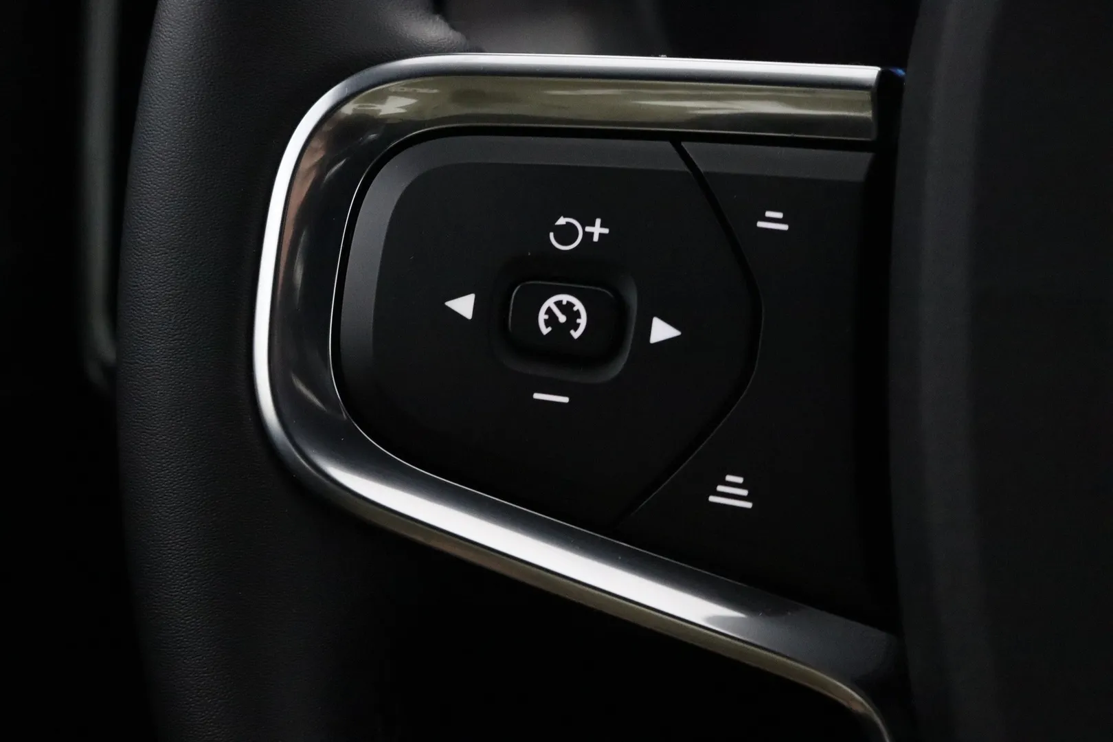 Volvo XC40 ZPL-568 carousel image