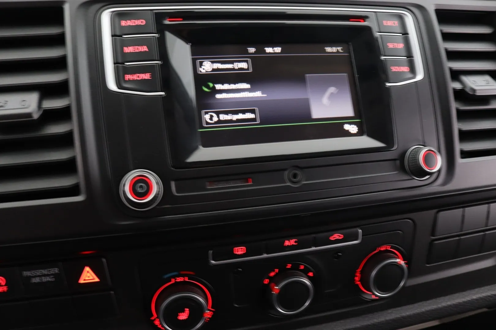 VOLKSWAGEN Transporter YJK-562 carousel image