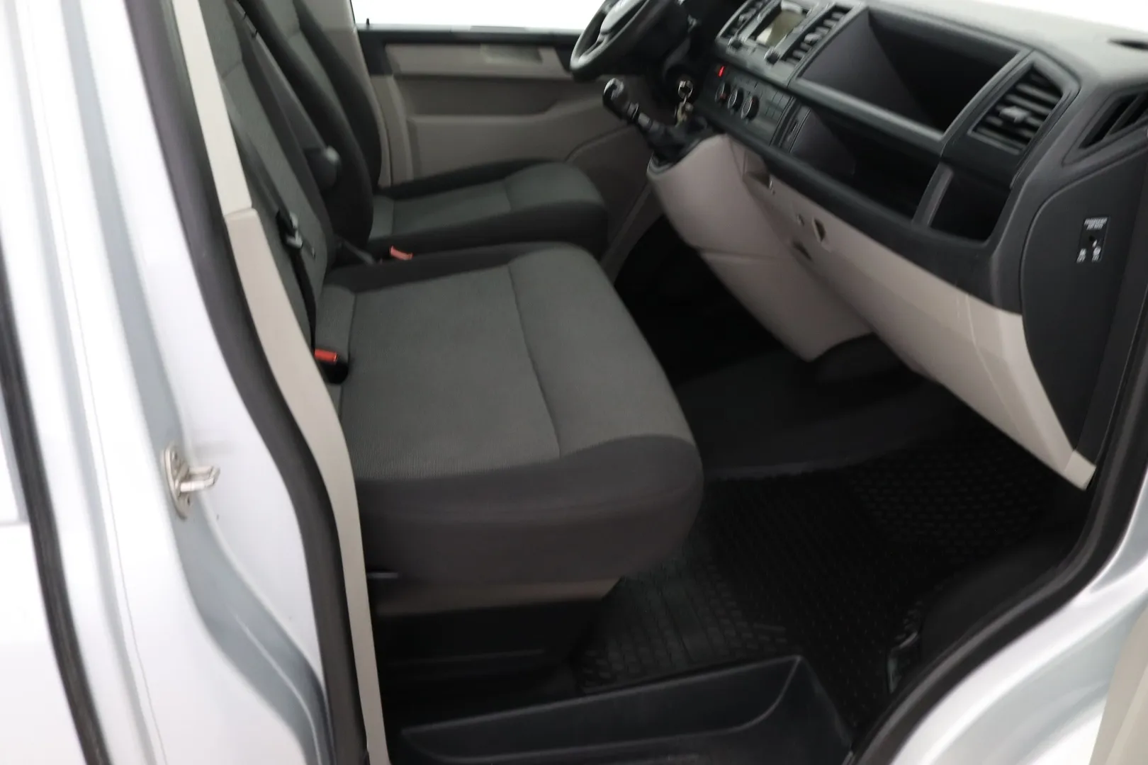 VOLKSWAGEN Transporter YJK-562 carousel image