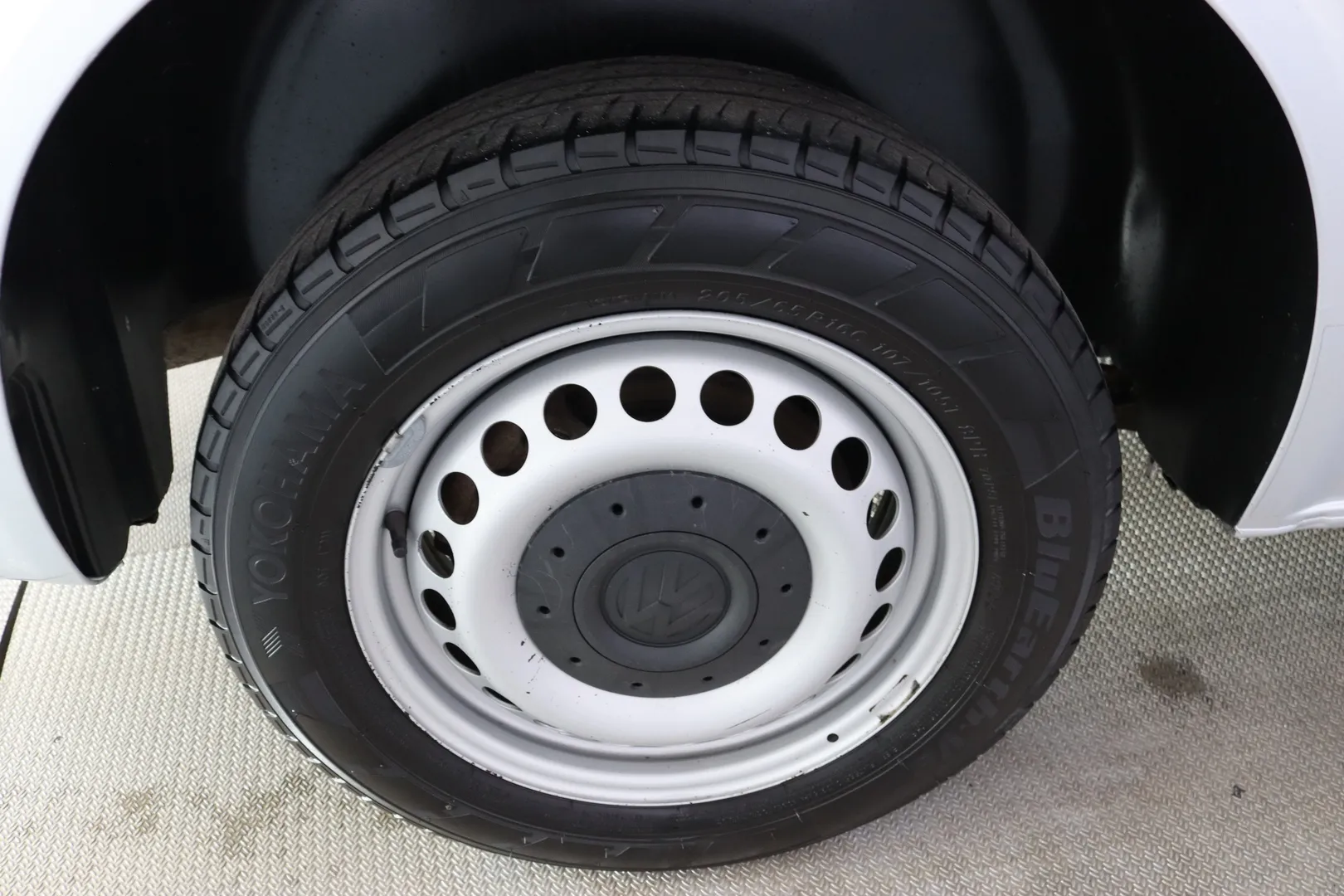 VOLKSWAGEN Transporter YJK-562 carousel image