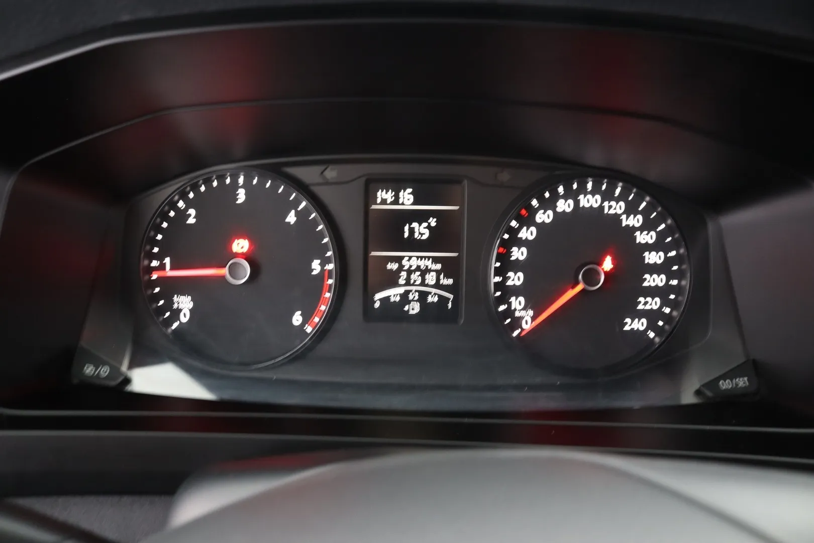 VOLKSWAGEN Transporter YJK-562 carousel image