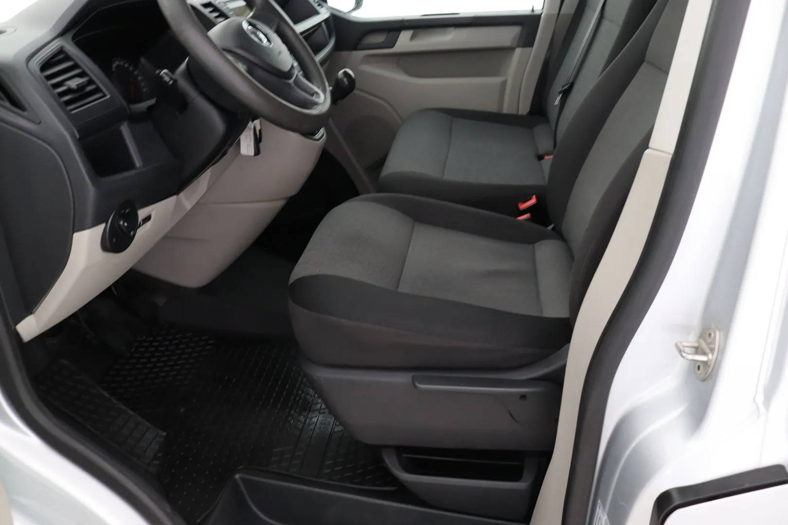 VOLKSWAGEN Transporter YJK-562 carousel image