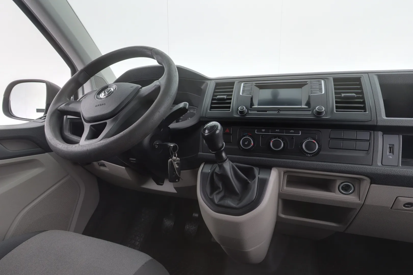 VOLKSWAGEN Transporter YJK-562 carousel image