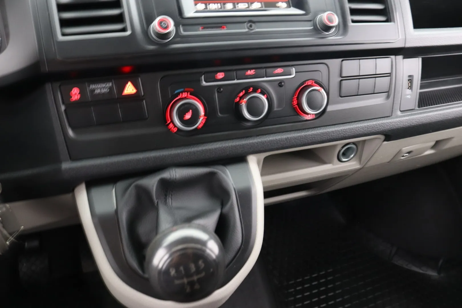 VOLKSWAGEN Transporter YJK-562 carousel image