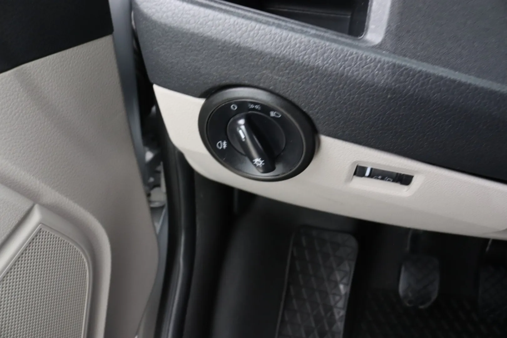 VOLKSWAGEN Transporter YJK-562 carousel image