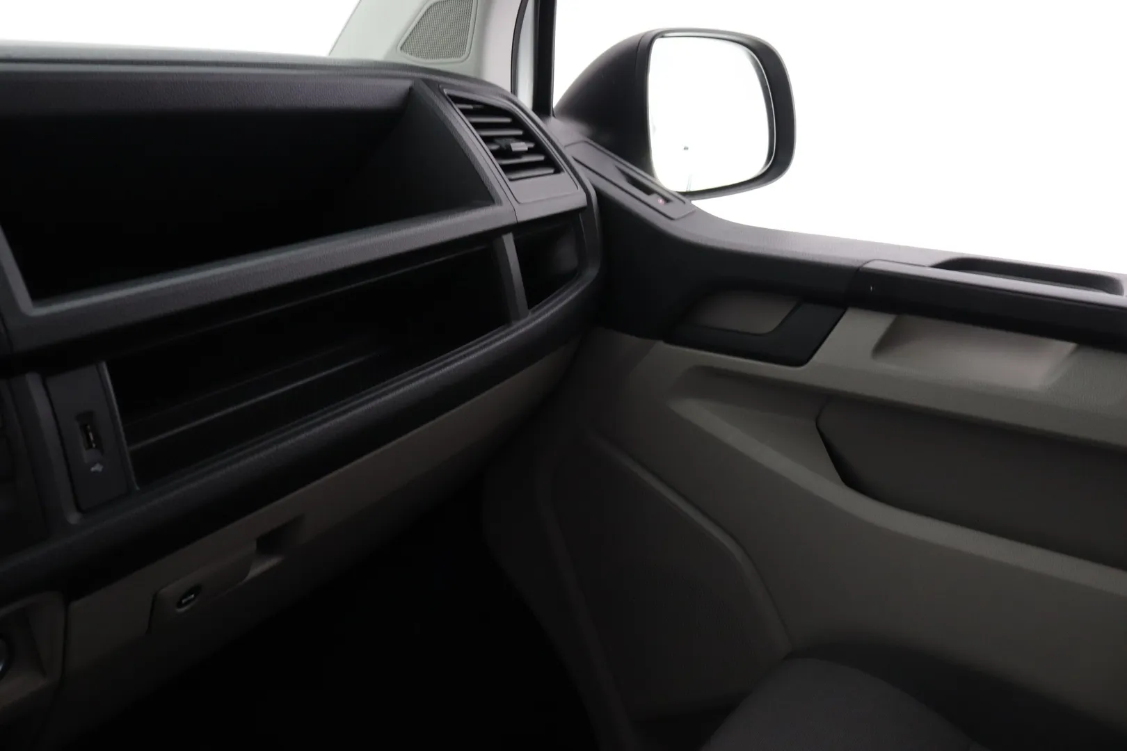 VOLKSWAGEN Transporter YJK-562 carousel image