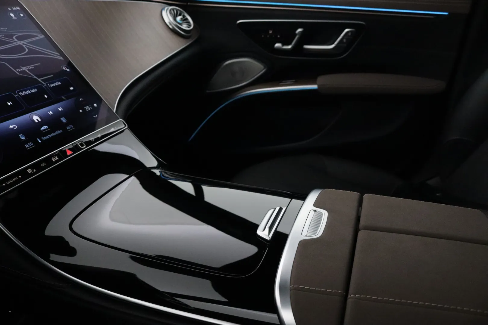 Mercedes-Benz EQS GOU-869 carousel image