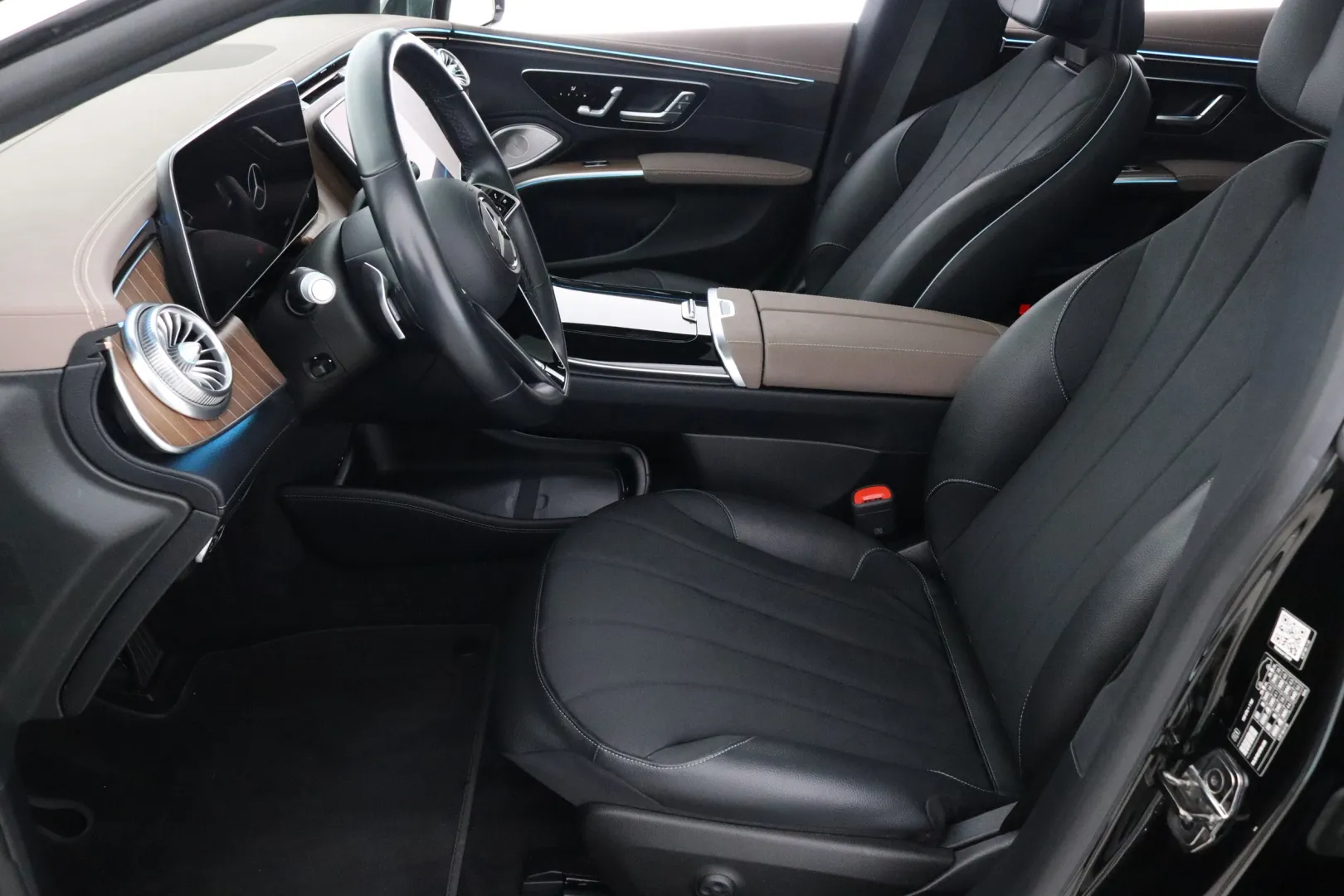 Mercedes-Benz EQS GOU-869 carousel image