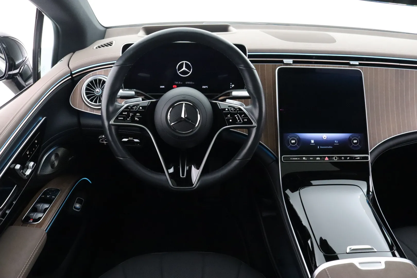 Mercedes-Benz EQS GOU-869 carousel image