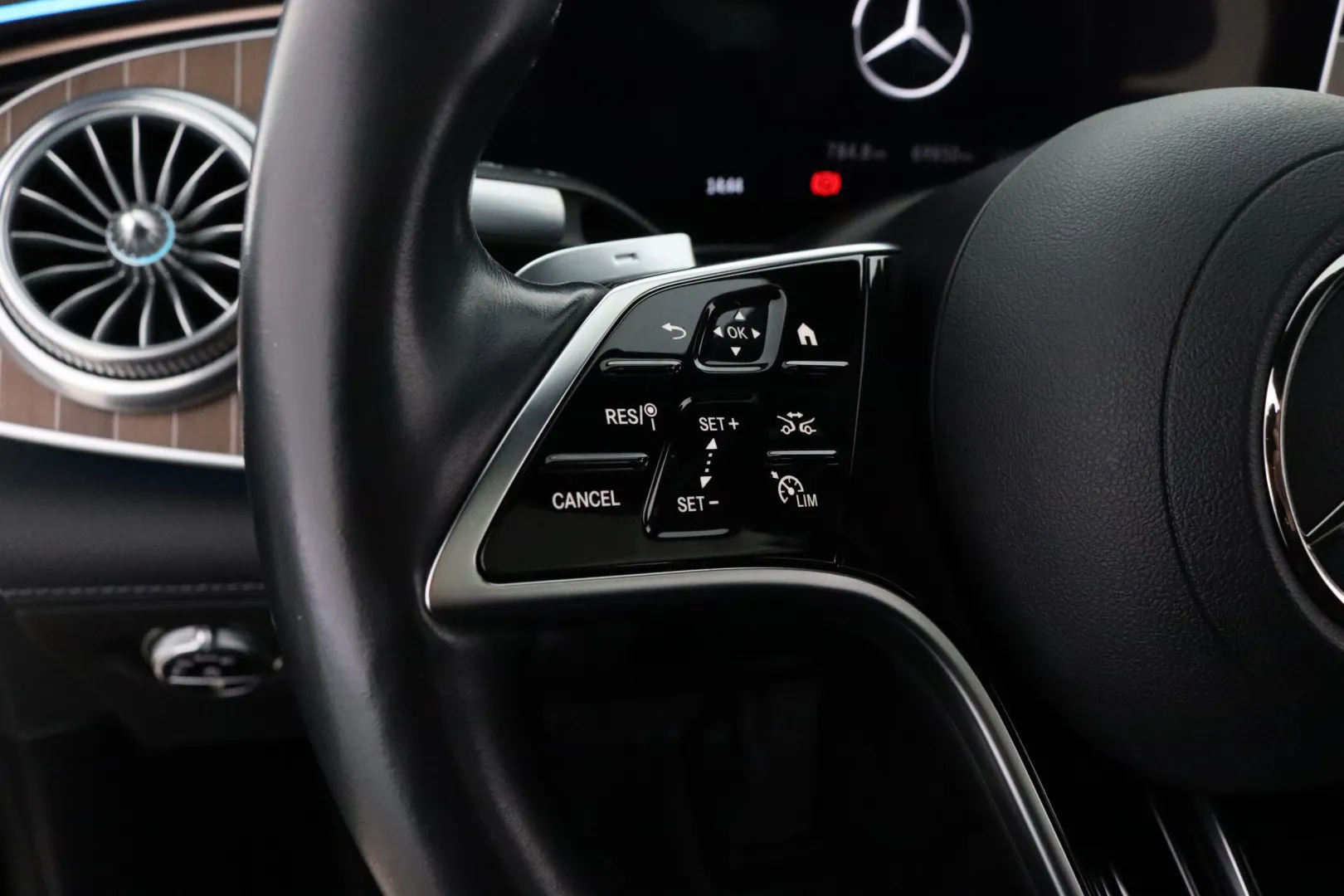 Mercedes-Benz EQS GOU-869 carousel image