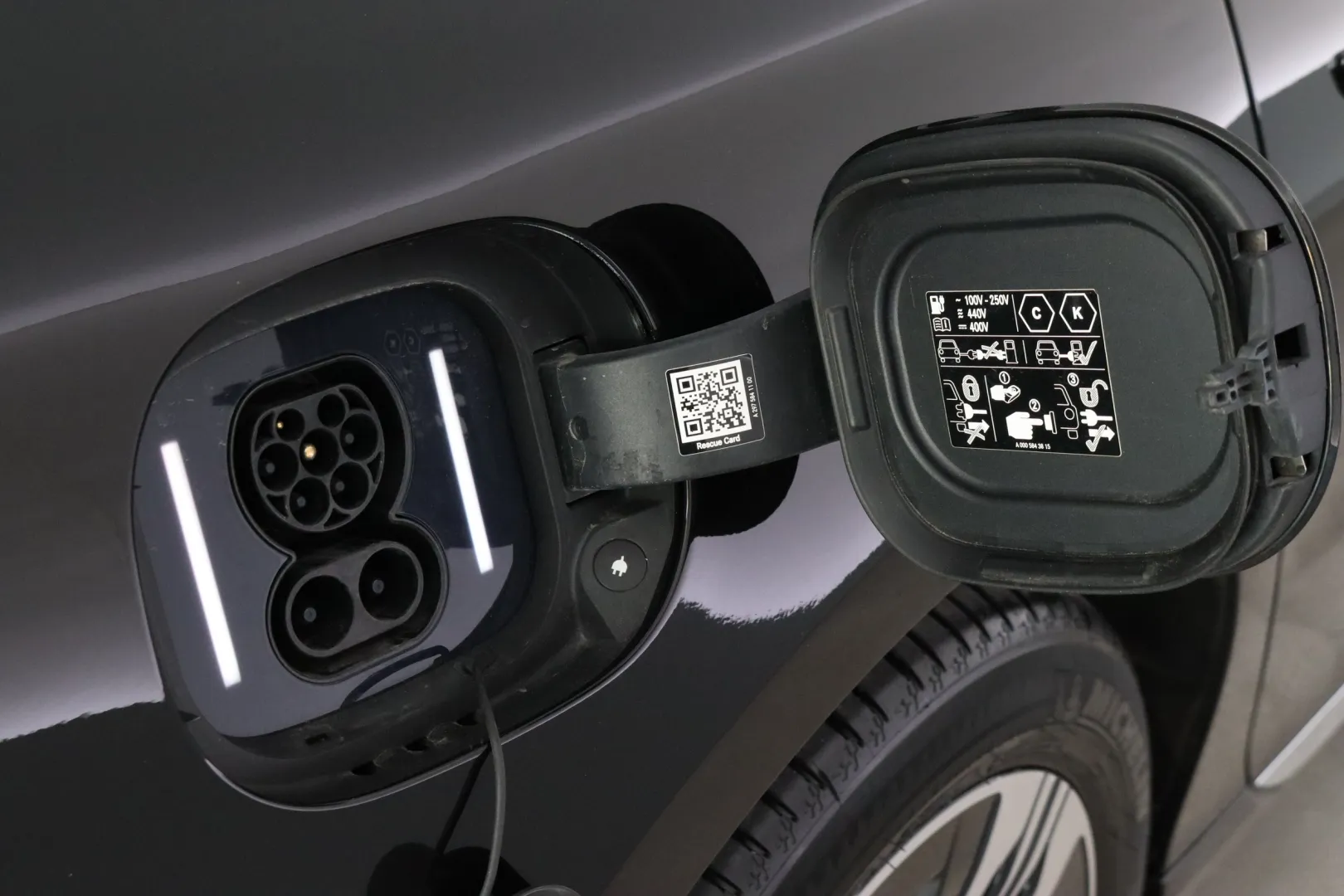 Mercedes-Benz EQS GOU-869 carousel image