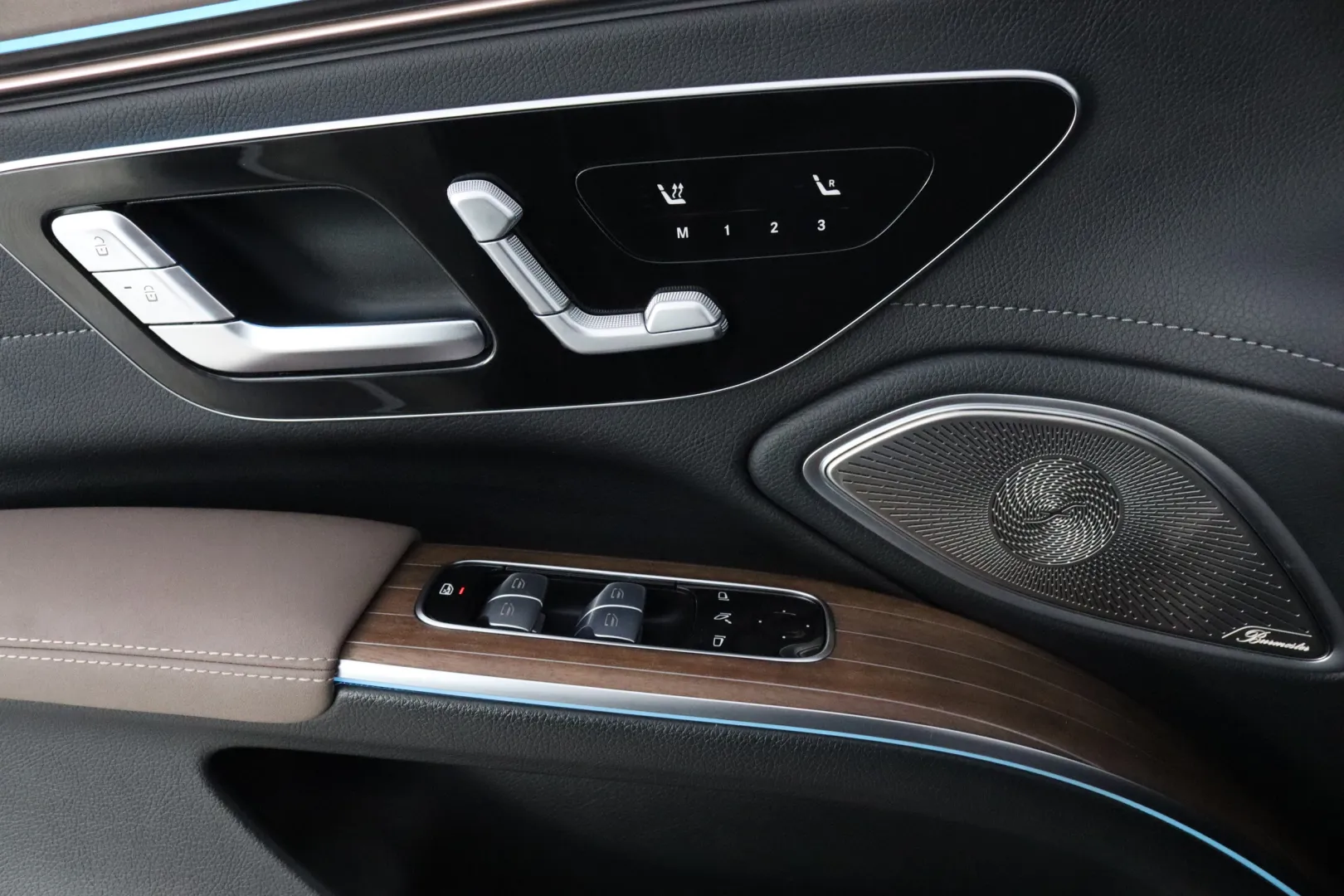 Mercedes-Benz EQS GOU-869 carousel image