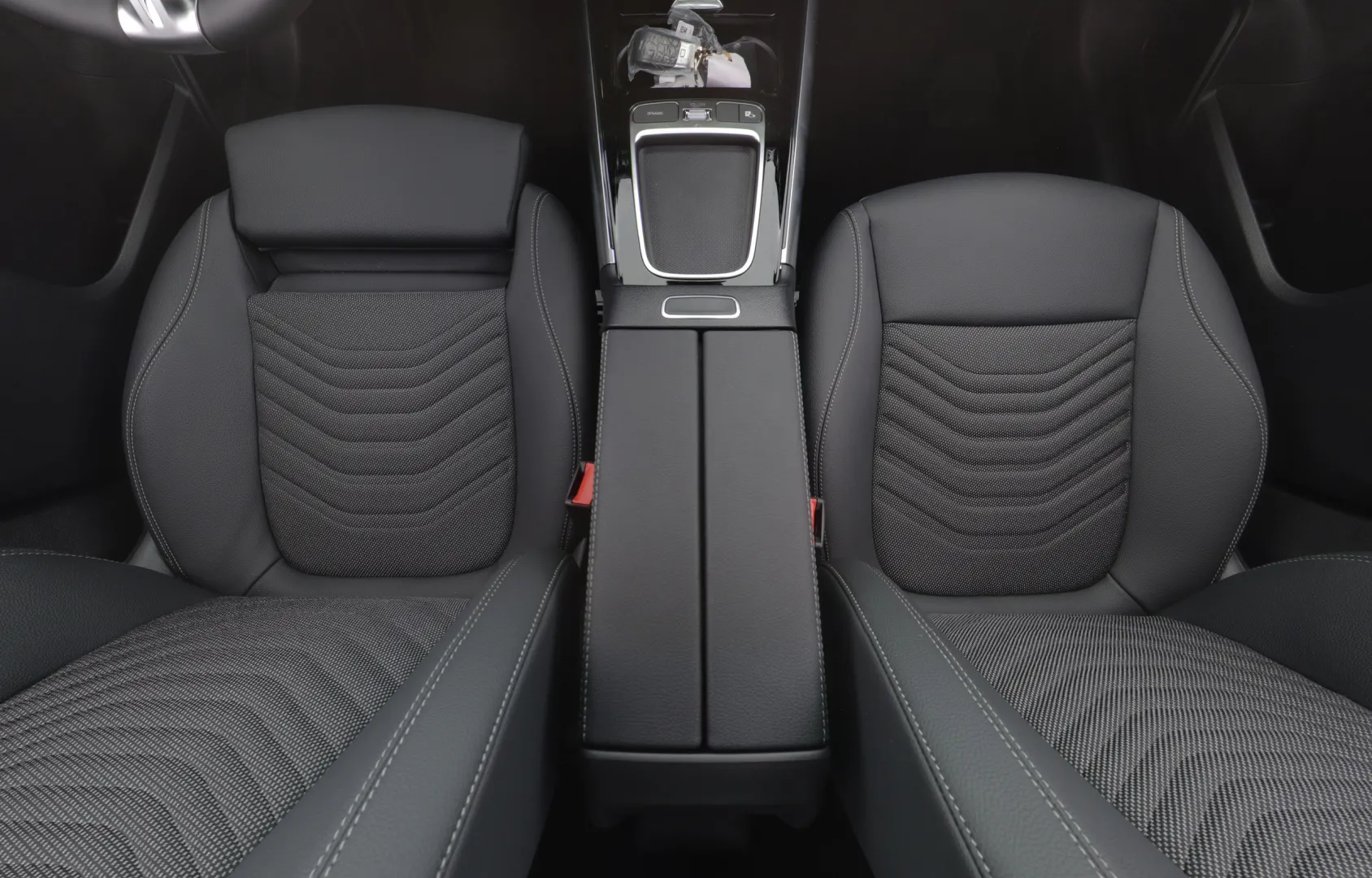 Mercedes-Benz GLA RXL-593 carousel image