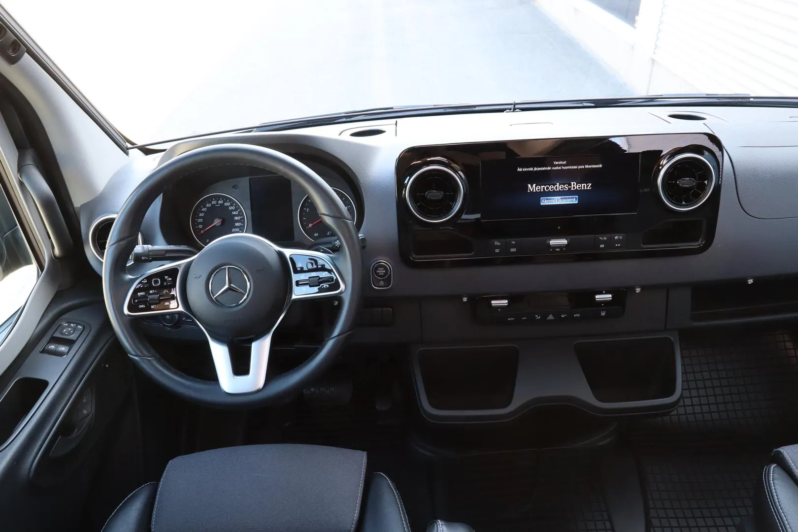 Kabe Van 690 LB Mercedes Benz NNS-940 carousel image