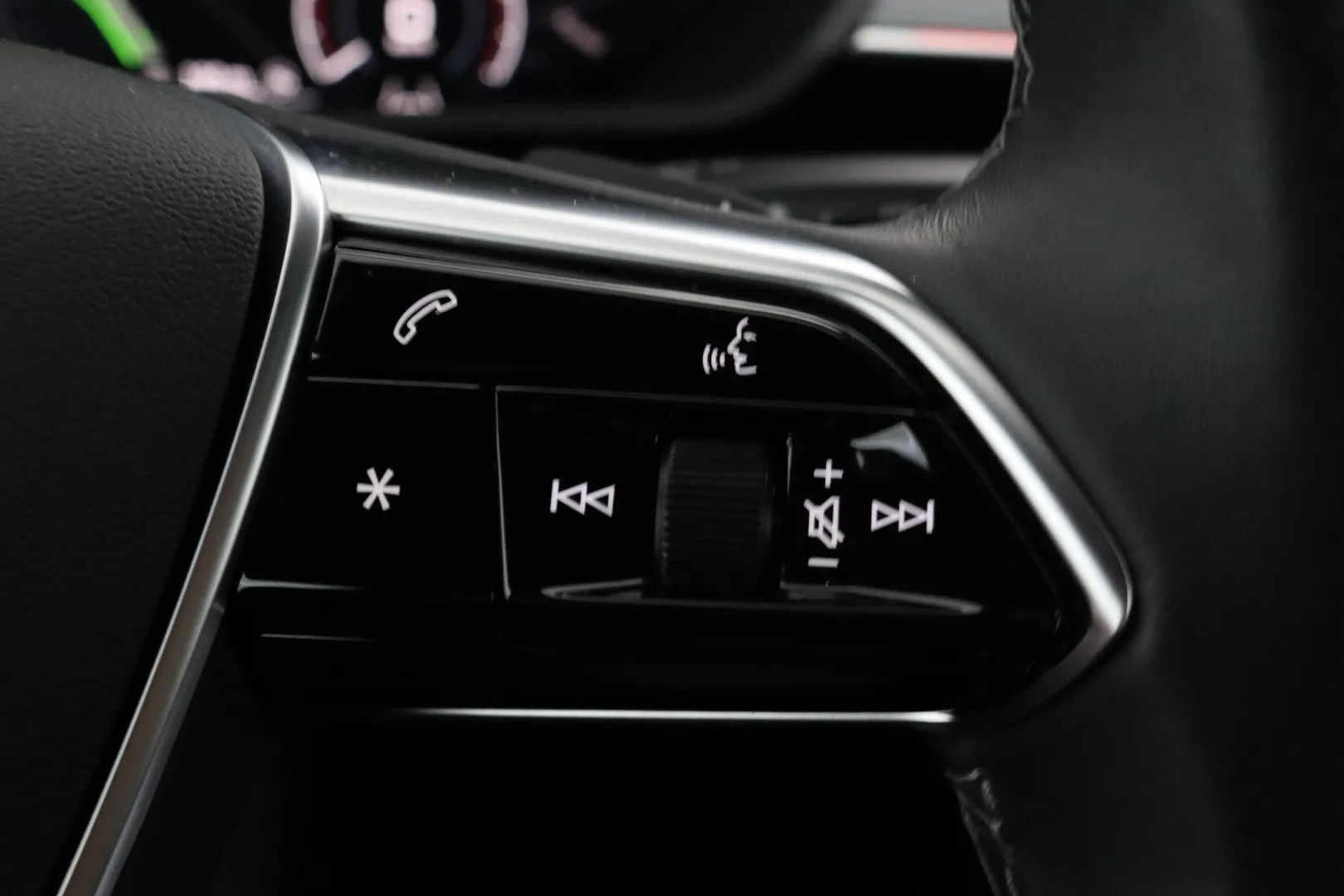 AUDI Q8 e-tron RVS-734 carousel image