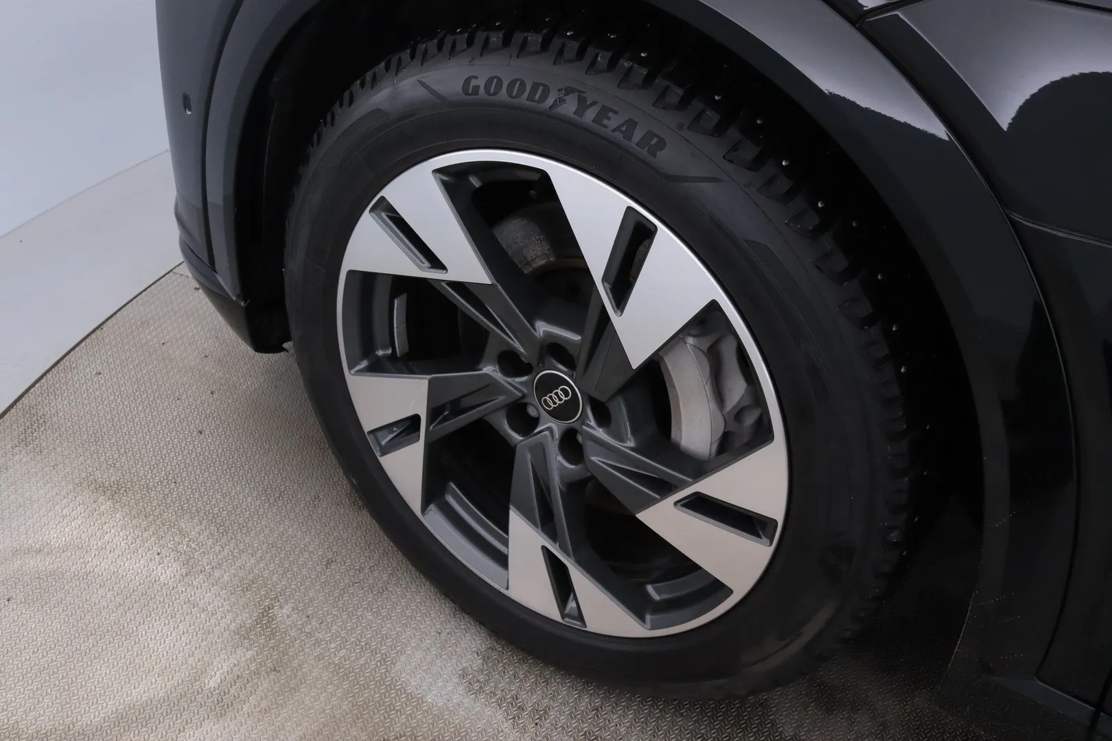 AUDI Q8 e-tron RVS-734 carousel image