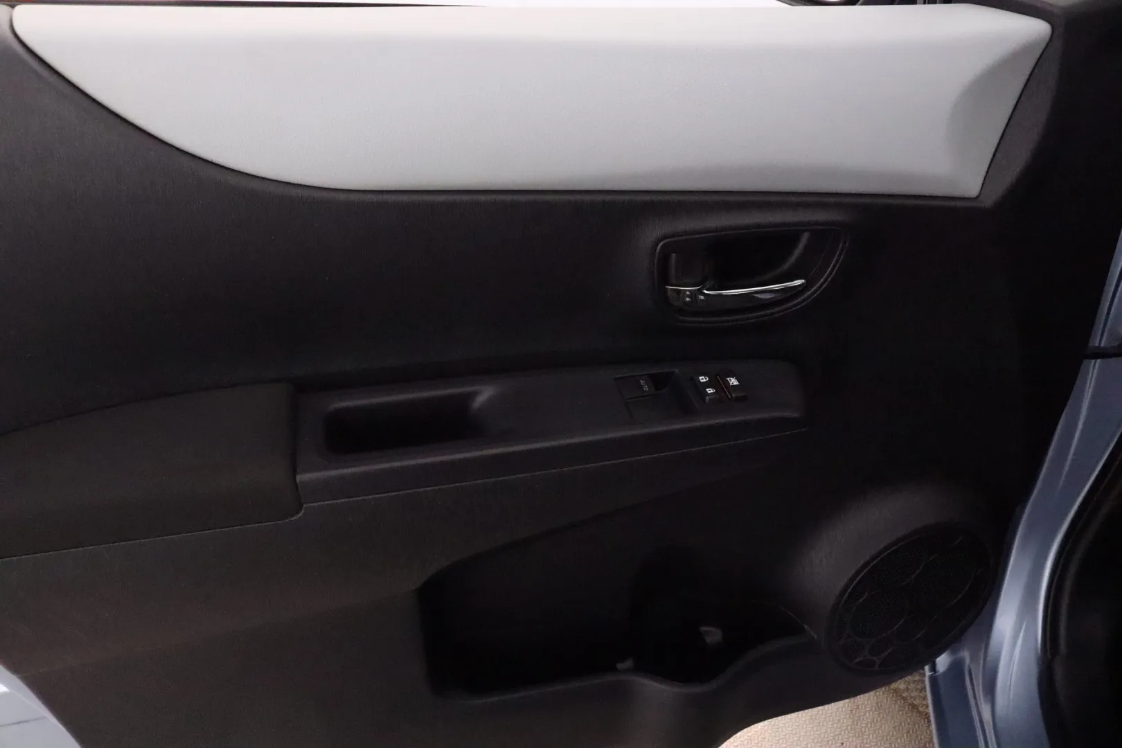 TOYOTA Yaris GKU-410 carousel image