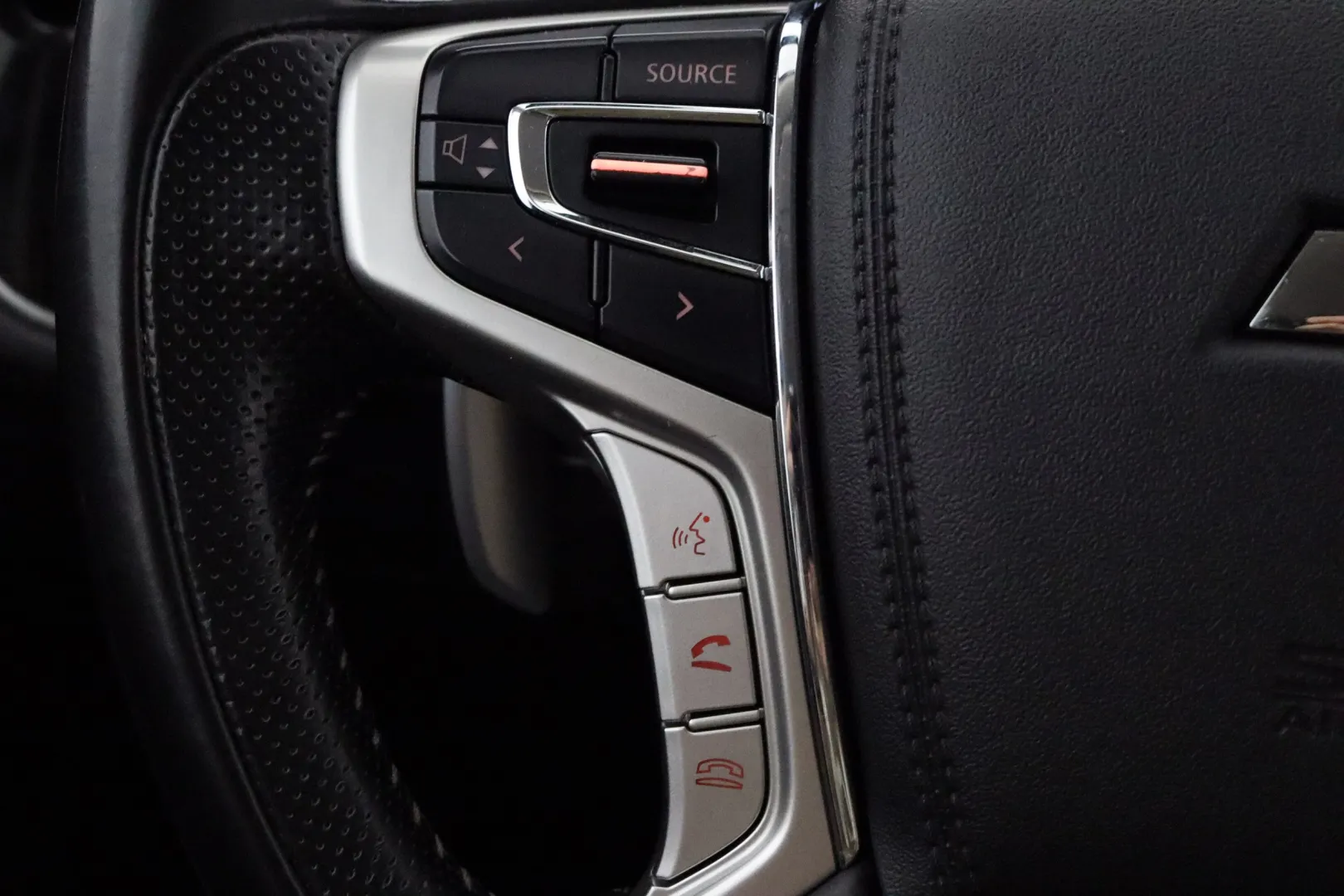 MITSUBISHI OUTLANDER XRJ-956 carousel image