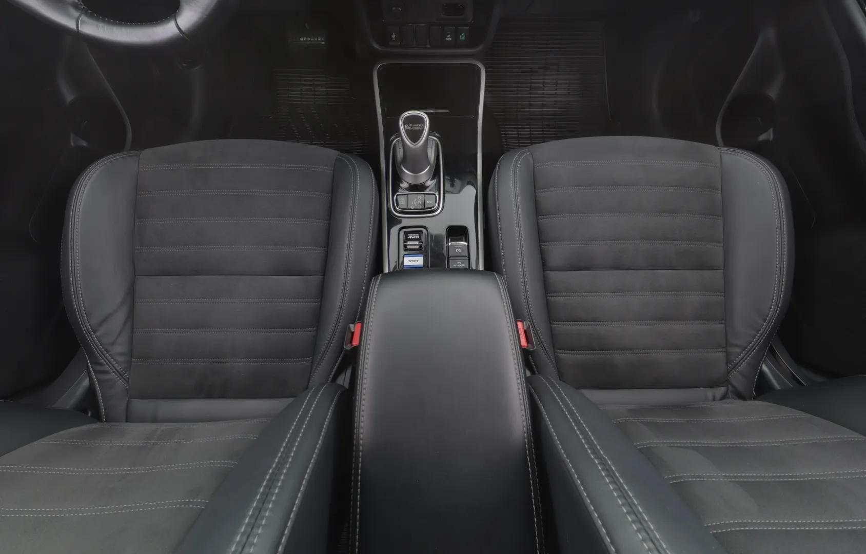 MITSUBISHI OUTLANDER PHEV XRJ-956 carousel image