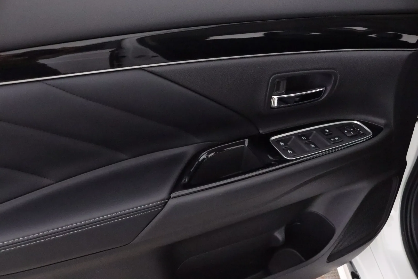 MITSUBISHI OUTLANDER XRJ-956 carousel image