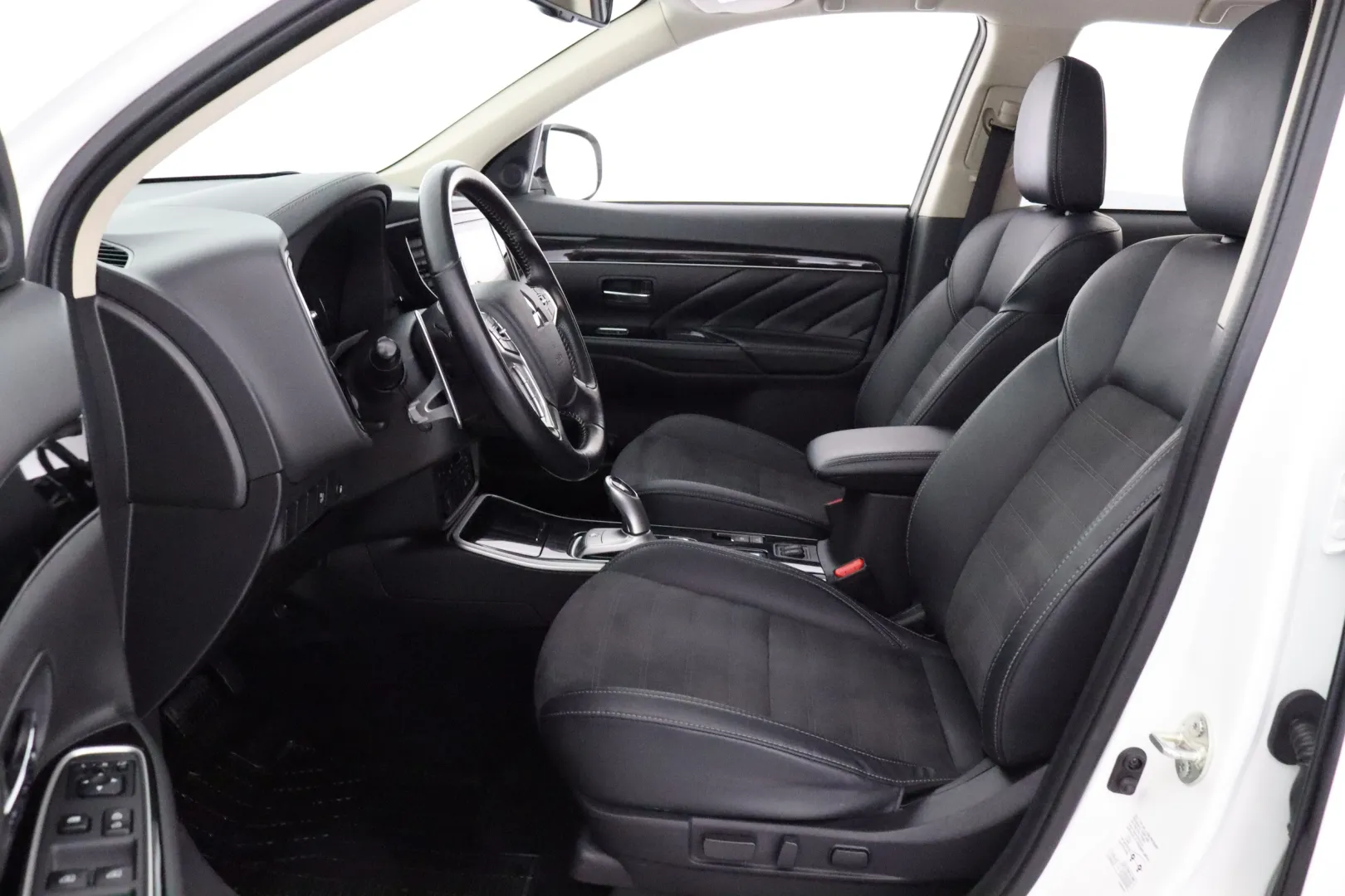 MITSUBISHI OUTLANDER PHEV XRJ-956 carousel image