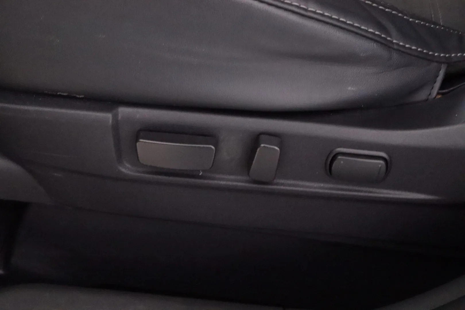 MITSUBISHI OUTLANDER XRJ-956 carousel image