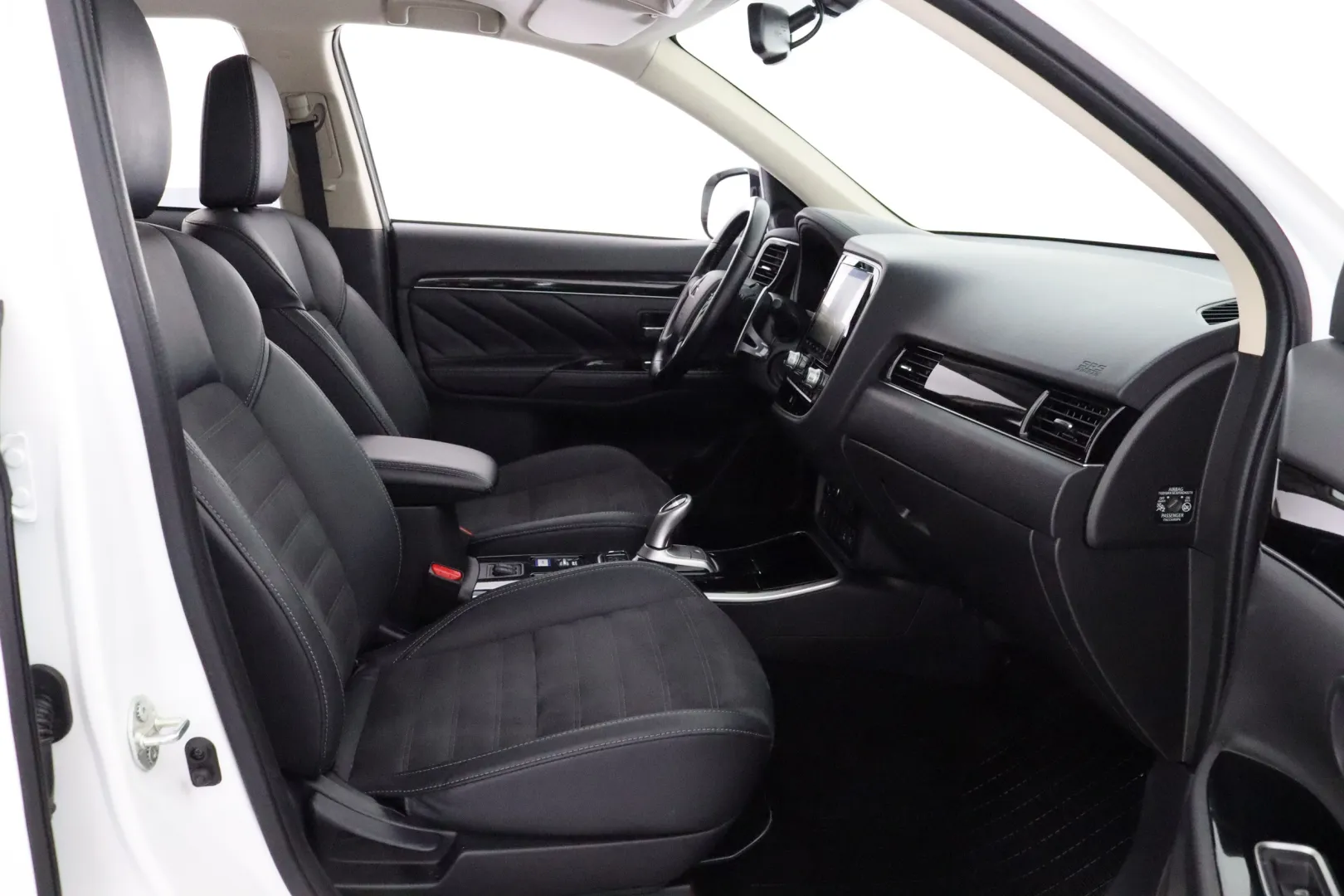 MITSUBISHI OUTLANDER PHEV XRJ-956 carousel image