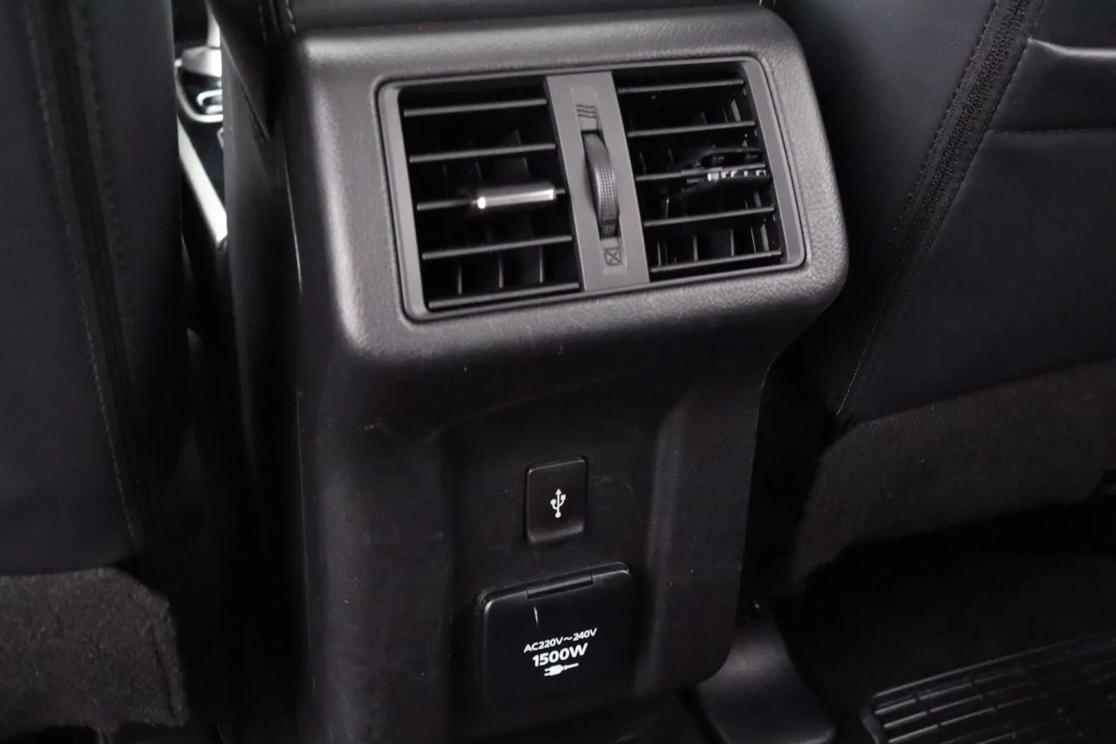 MITSUBISHI OUTLANDER XRJ-956 carousel image