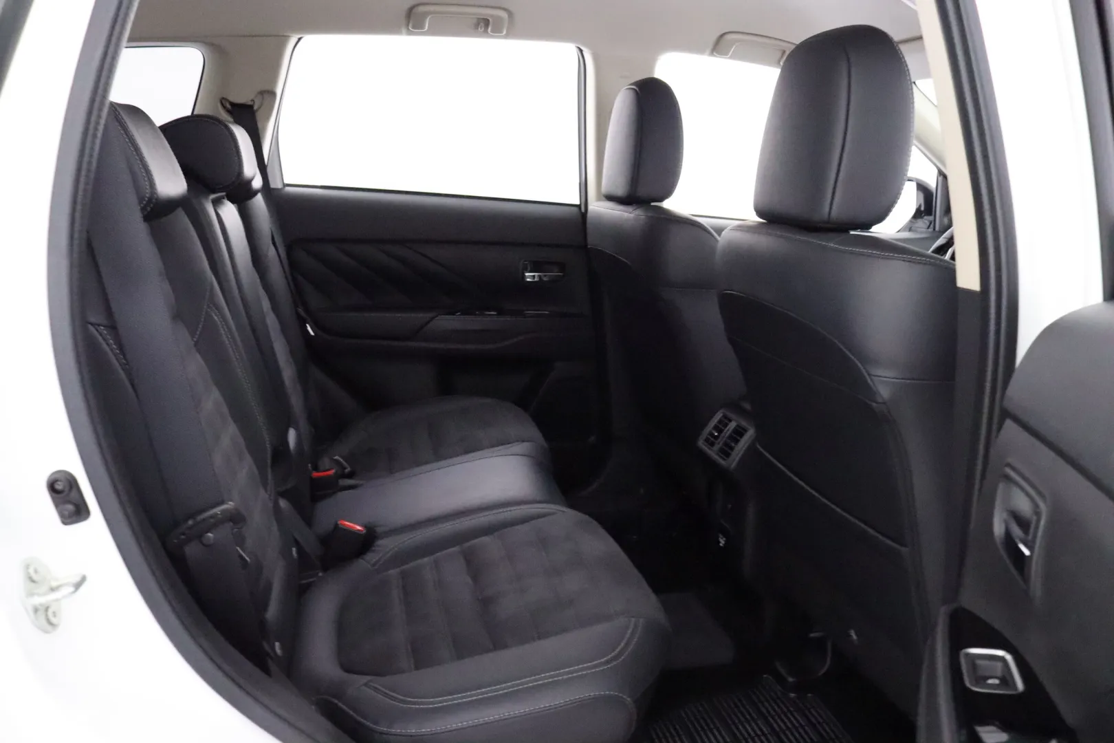 MITSUBISHI OUTLANDER PHEV XRJ-956 carousel image