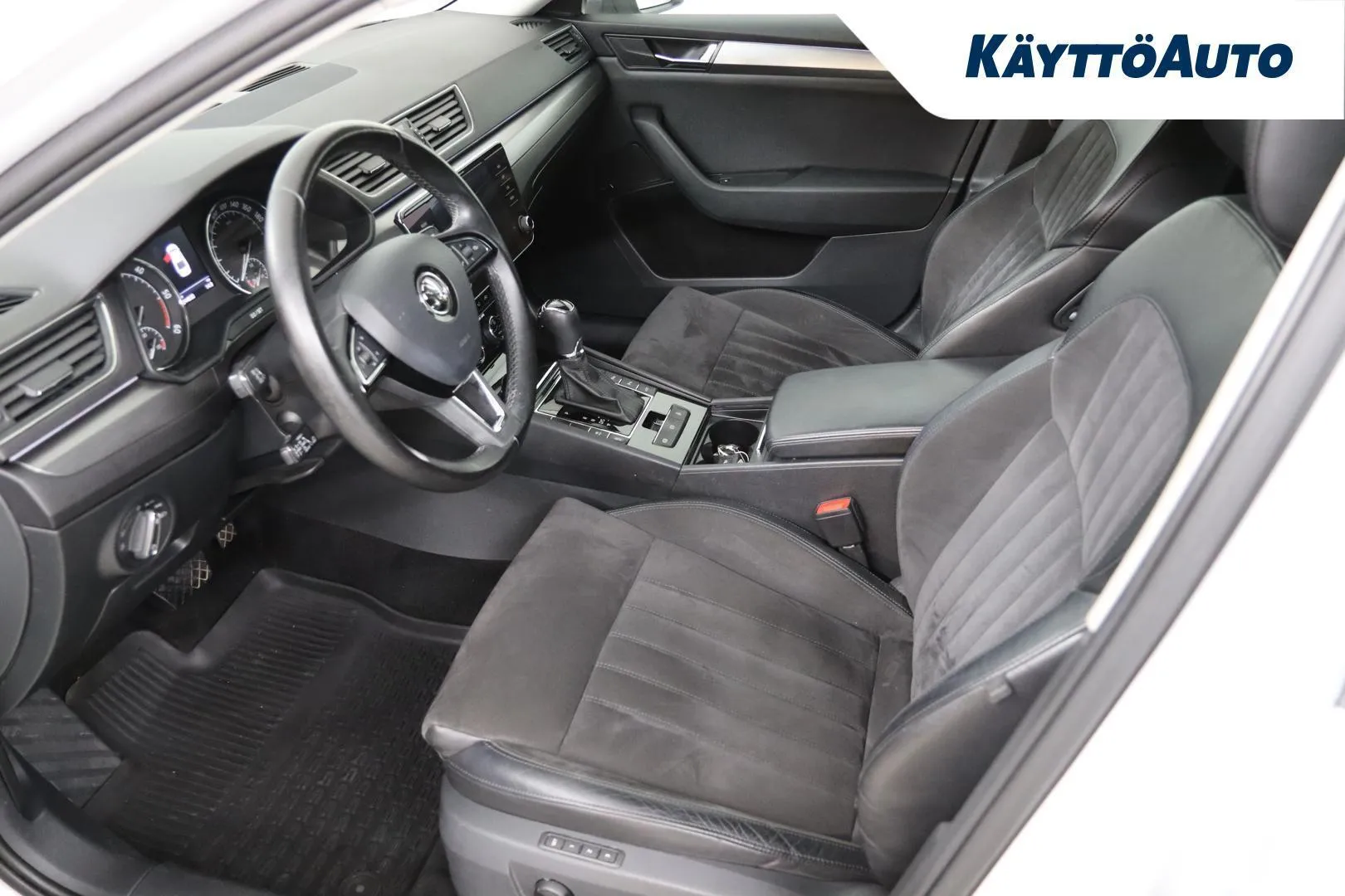 SKODA Superb NKZ-338 carousel image