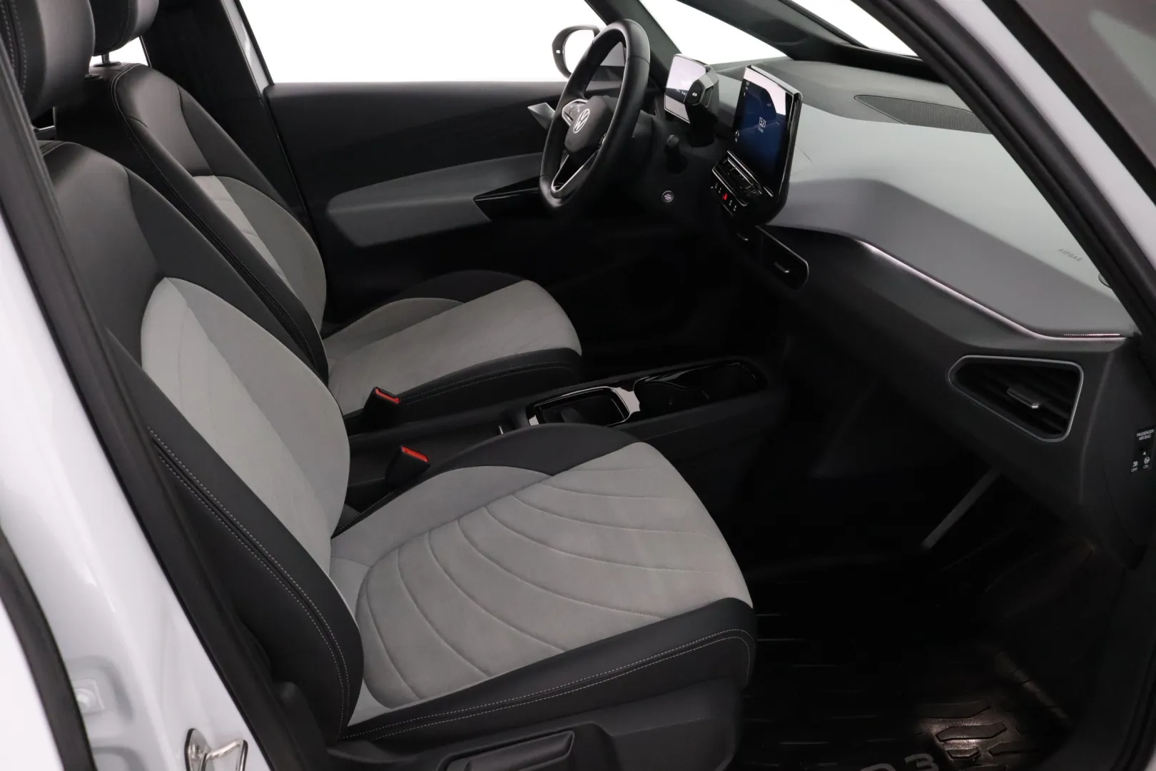 VOLKSWAGEN ID.3 OZR-965 carousel image