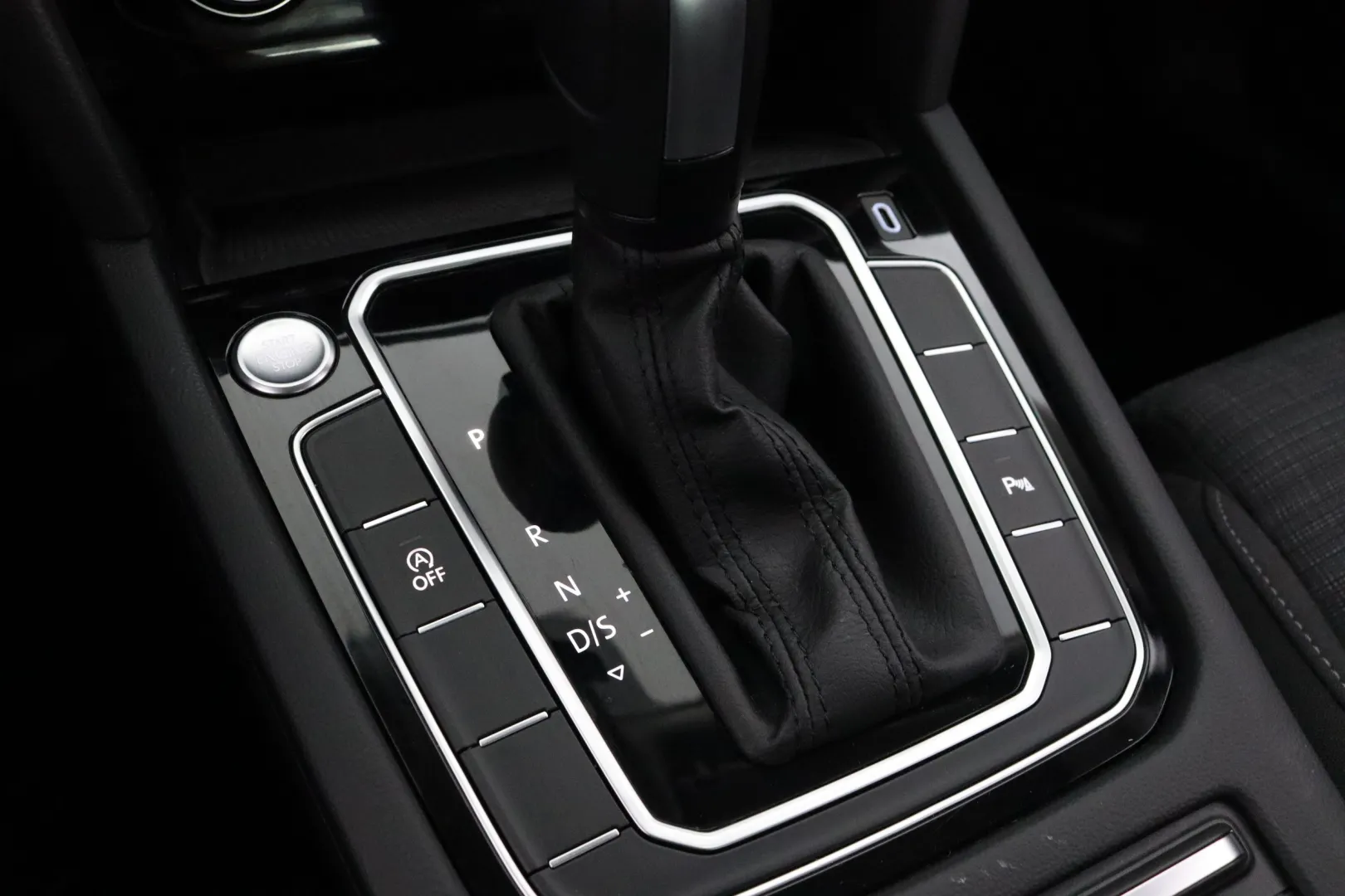 VOLKSWAGEN Passat XPH-153 carousel image