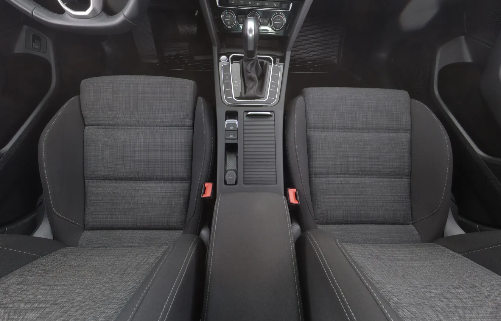 VOLKSWAGEN Passat XPH-153 carousel image